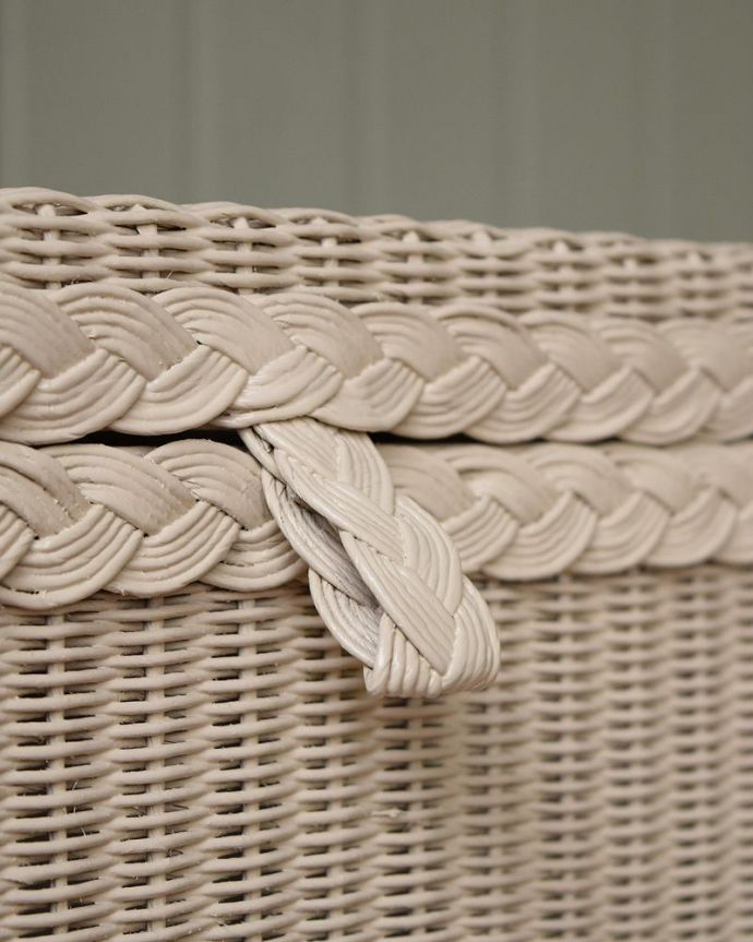 ロイドルーム　アンティーク風　ロイドルームのボックスベンチ、8色から選べるHandleオリジナルのロイドルーム。持ち手の部分は･･･可愛い編み込みの持ち手。(hol-09)