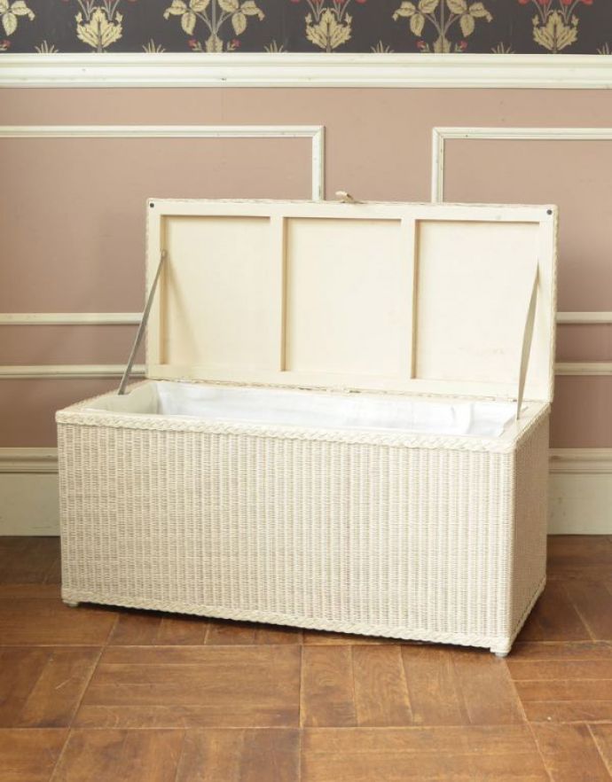 オリジナルロイド Handleオリジナルのロイドルームボックスベンチ(Resort White)。正面から見ると…いろんなものを入れて使ってみてください。(hol-09rw)