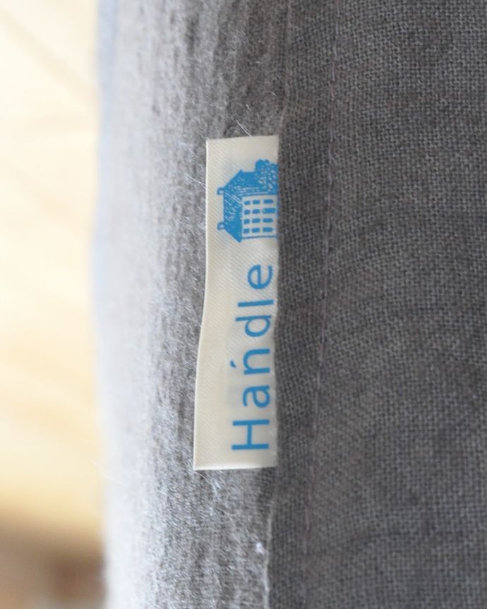 Handleオリジナル　アンティーク風　Handleオリジナルリネンソファ、家族みんなで座れる３人掛けソファ。そして、ちゃんと付いています。(hos-01-4)