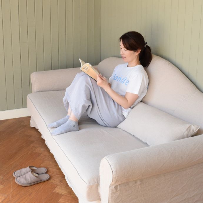 女性が座りやすい奥行きのソファ