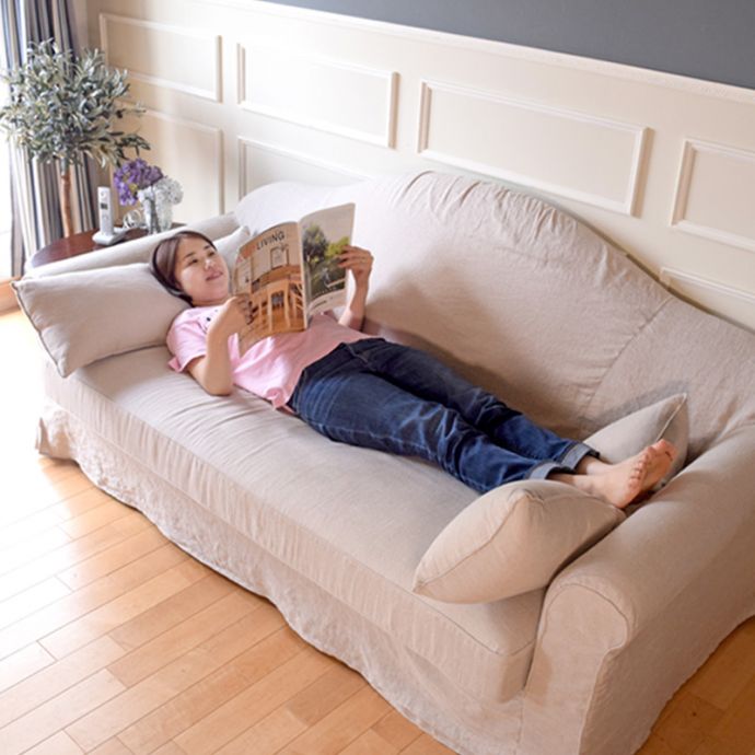 ゆったり寝転がれるソファです