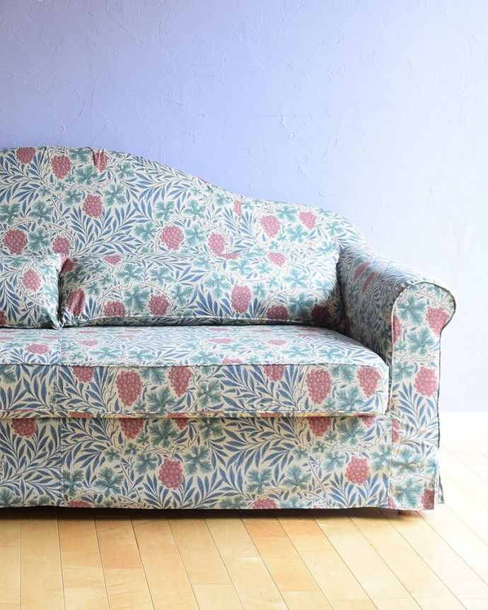 カーブを描く三人掛けのソファ「ヴァイン」