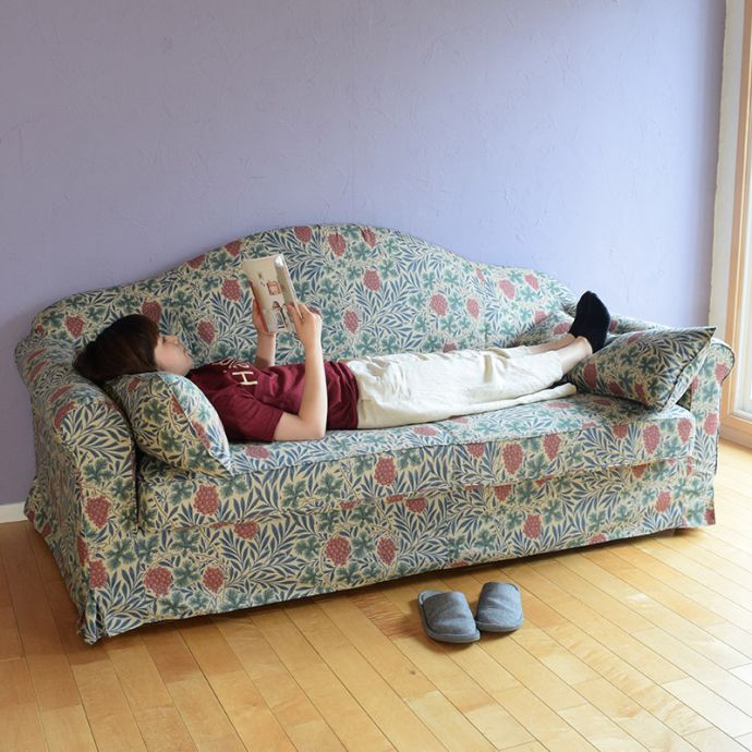 ゆったり寝転がれるソファです