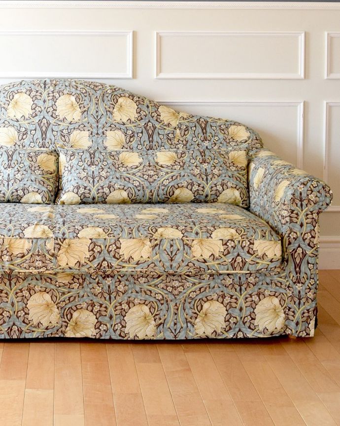 カーブを描く三人掛けのソファ「ピンパネル」