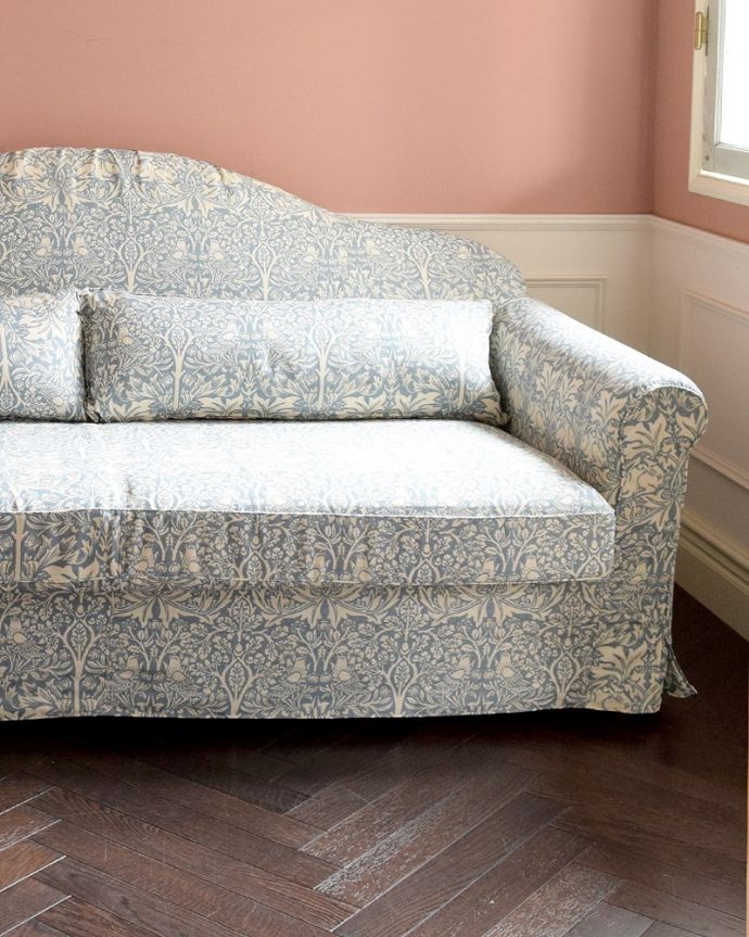 カーブを描く三人掛けのソファ「ブレアラビット」