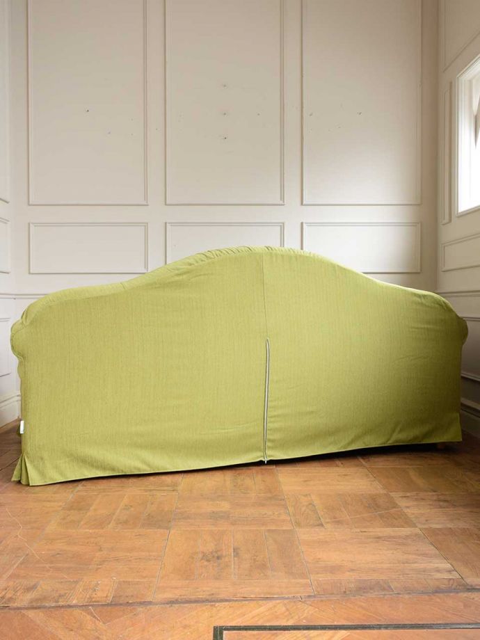 おしゃれなペット用のソファの後ろ姿