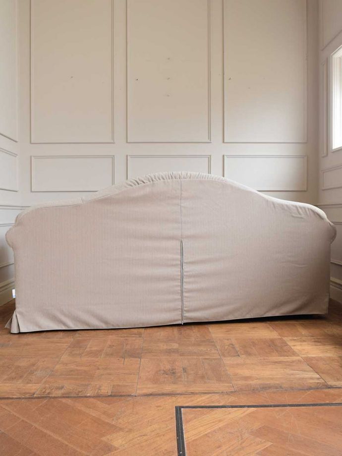 おしゃれなペット用のソファの後ろ姿