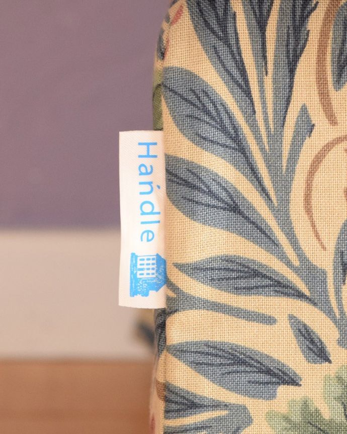 アンティーク風の椅子 アンティーク風 お家の洗濯機で洗えるHandleオリジナルスツール Handleオリジナルのタグクッションには、Handleのオリジナルタグ付き。(hos-200)