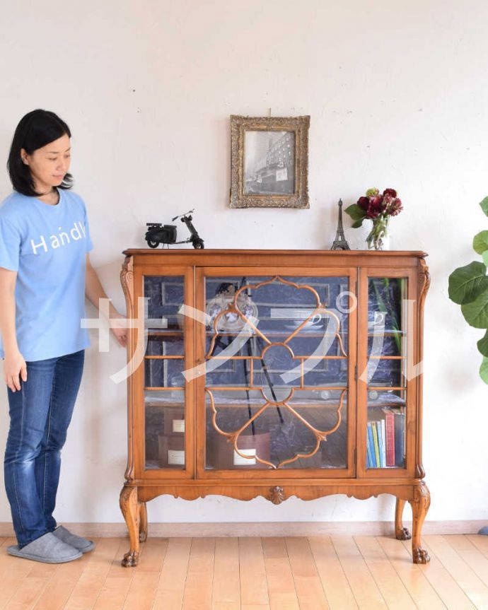アンティークのキャビネット　到着予定商品　アンティーク キャビネット。おススメ度No,1のアンティーク家具いろんな場所で使えてお部屋に魅せ場を作ってくれるガラスのキャビネットはアンティーク家具の中でもイチオシの家具です。(k-2833-f)