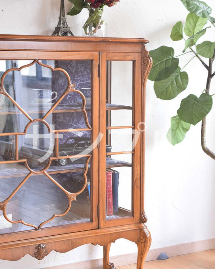 アンティークのキャビネット　到着予定商品　アンティーク キャビネット。木で描かれたガラス扉の模様の美しさにうっとり･･･まだ機械のない時代に、どうやって作られたんだろう…と不思議になるくらい美しいガラス面に描かれた美しい木の模様が特長。(k-2833-f)