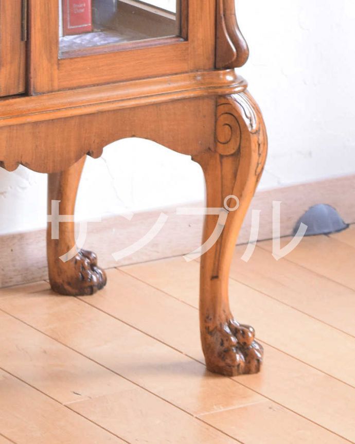 アンティークのキャビネット　到着予定商品　アンティーク キャビネット。女性１人でラクラク運べちゃうんですHandleのアンティークは、脚の裏にフェルトキーパーをお付けしています。(k-2833-f)