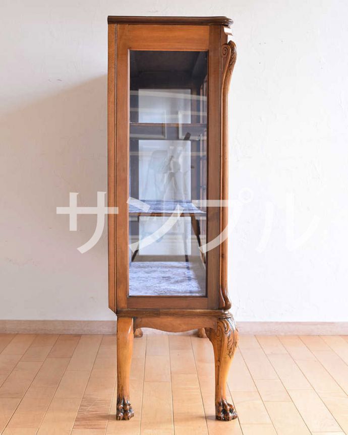 アンティークのキャビネット　到着予定商品　アンティーク キャビネット。横から見ても素敵なんです三方向がガラスのキャビネット。(k-2833-f)