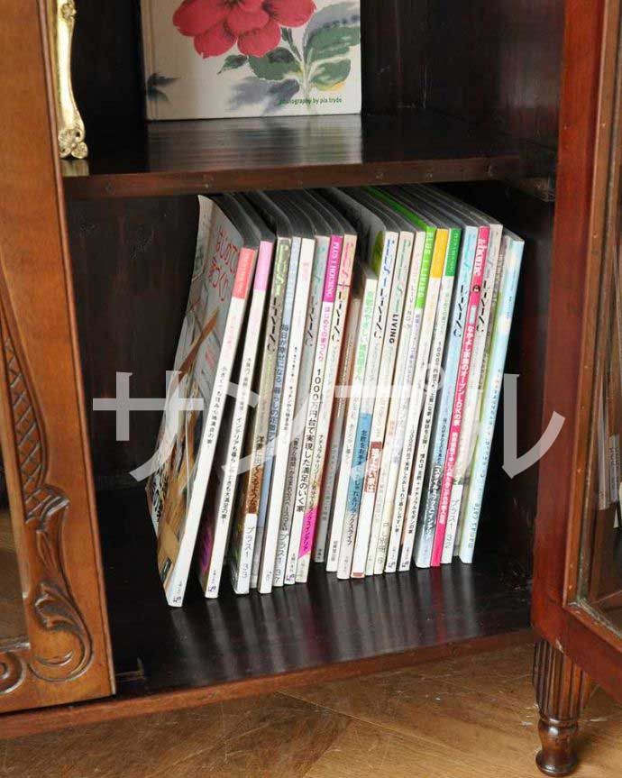 サイドボード　アンティーク家具　サイドボード。扉の中は収納たっぷりA4サイズの雑誌までしっかり収納出来ちゃう大きさ。(k-2638-f)