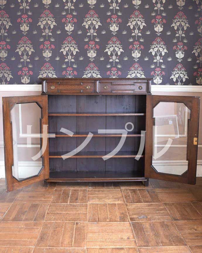 アンティークのキャビネット　到着予定商品　アンティーク キャビネット。扉を開けてみると･･･職人がキレイに修復して、背板も新しい生地に張替えました。(k-2833-f)