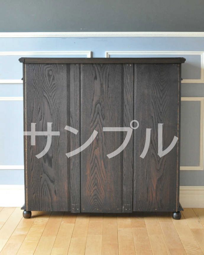 オープンシェルフの後ろ姿