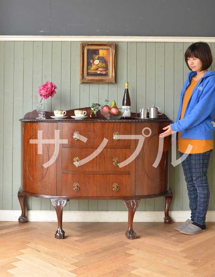 サイドボード　アンティーク家具　サイドボード。気品のある大人の佇まいが優雅なサイドボード木目の美しさが際立つ大人のサイドボード。(k-2638-f)