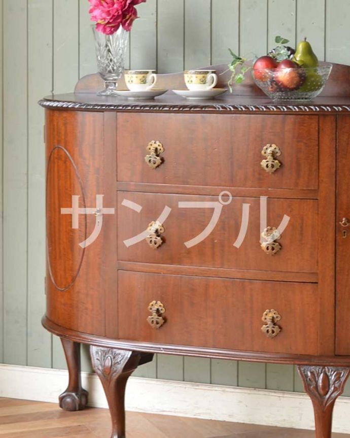 サイドボード　アンティーク家具　サイドボード。アンティークだから手に入れることが出来る素材感今の時代、なかなか手に入れることが出来ない木目の美しさにうっとり。(k-2638-f)