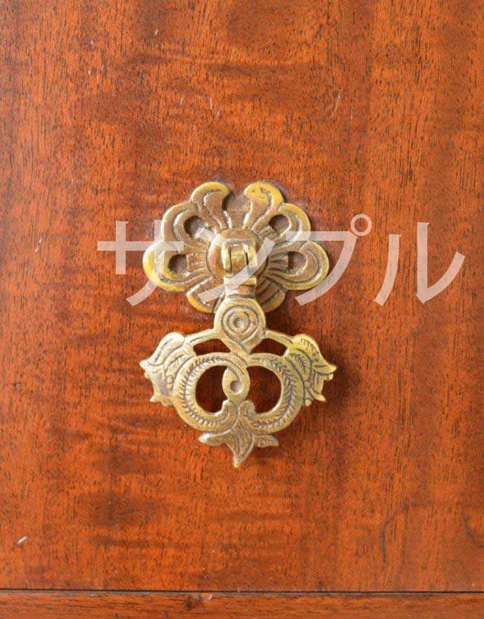 サイドボード　アンティーク家具　サイドボード。取っ手にまでアンティークらしさ時間の流れが感じられる凝ったデザインの味わい深い取っ手。(k-2638-f)