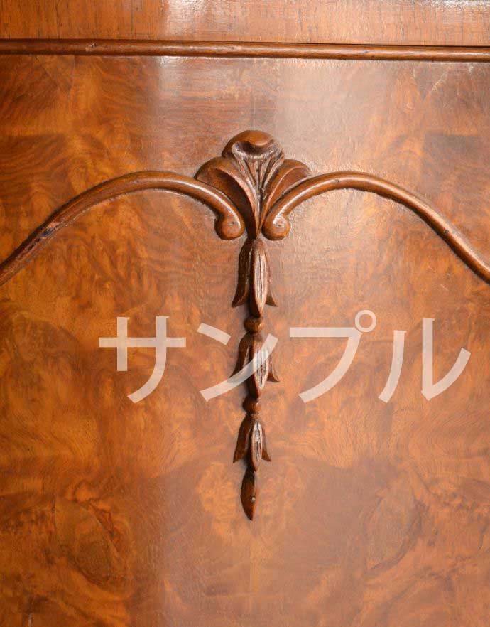 サイドボード　アンティーク家具　サイドボード。惚れ惚れするような美しさとっても堅い無垢材に一体どうやって彫っていったんでしょう？アンティークらしく細かい彫りを眺めているだけでうっとりしてしまいます。(k-2638-f)
