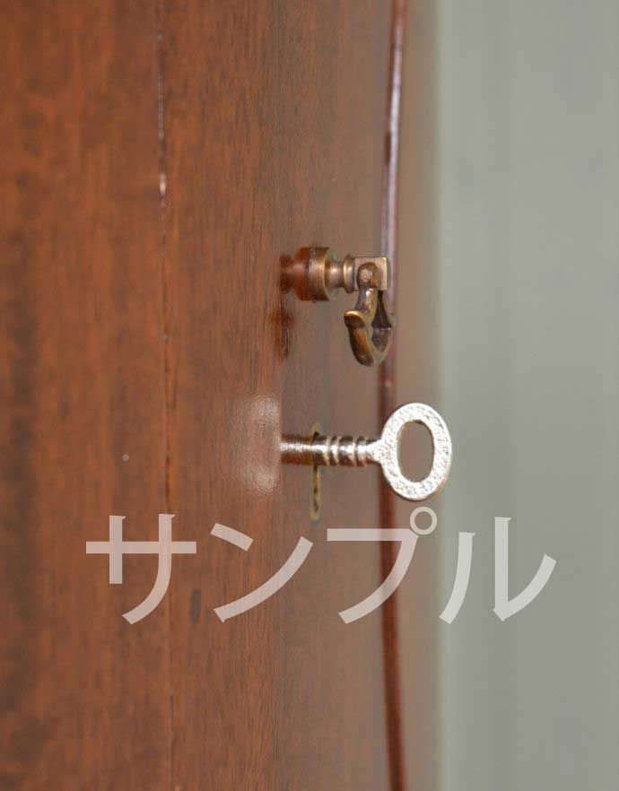 サイドボード　アンティーク家具　サイドボード。小さなパーツにもこだわりが取っ手だけを見ても現代の家具より質感がいいのがわかります。(k-2638-f)