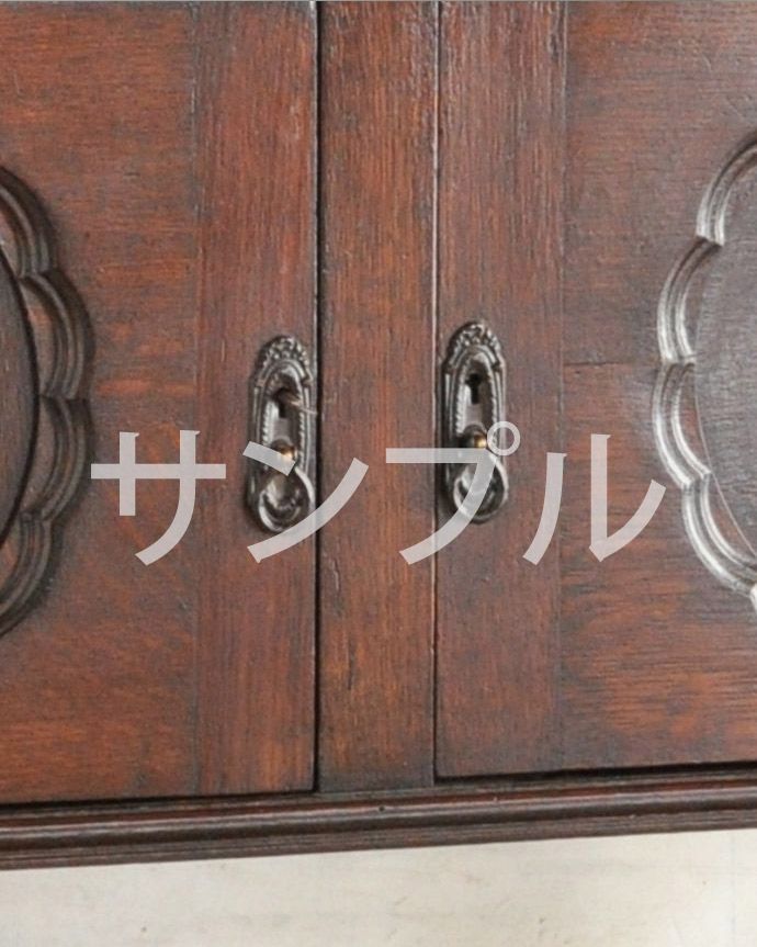 サイドボード　アンティーク家具　サイドボード。アンティークらしい素敵な取っ手デザインが美しい取っ手。(k-2638-f)