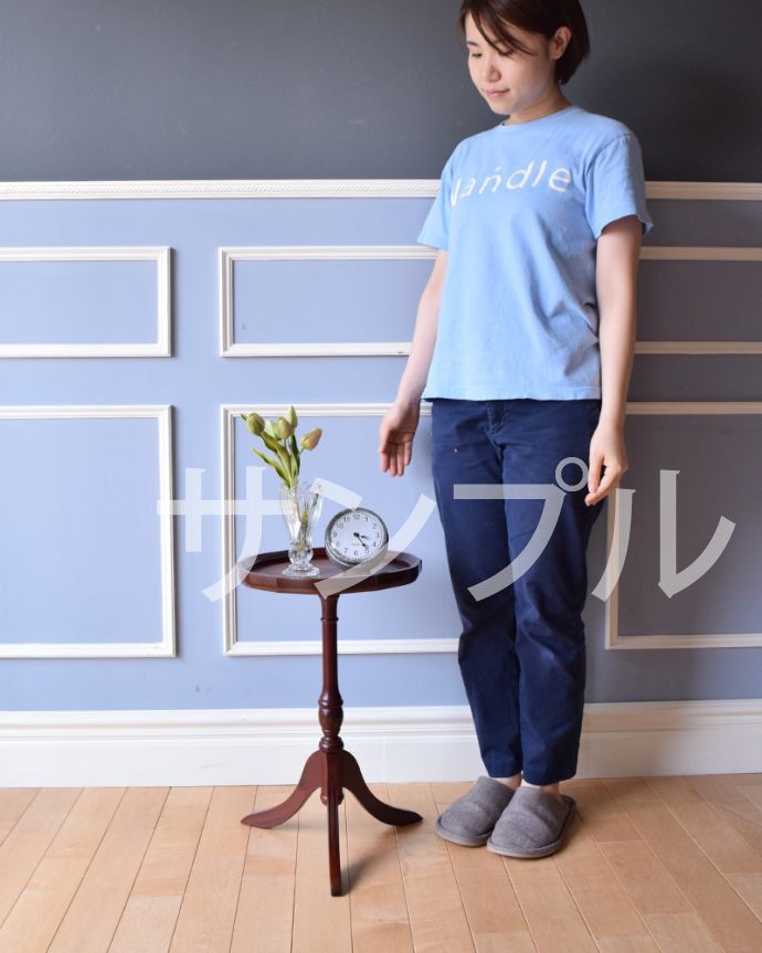 アンティークのテーブル　アンティーク家具　アンティーク ティーテーブル。移動もラクラク！どこでも使える小さなテーブル持ち運び便利なワインテーブル。(k-2427-f)