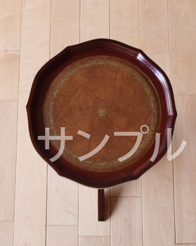 アンティークのテーブル　アンティーク家具　アンティーク ティーテーブル。天板を上から見ると･･･天板はこんな感じで、ちょっとしたものを乗せて使うのに便利なサイズです。(k-2427-f)