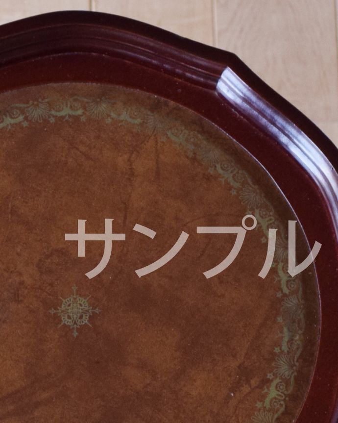 アンティークのテーブル　アンティーク家具　アンティーク ティーテーブル。近づいて見てみると･･･天板の周りもアンティークらしく美しいデザイン。(k-2427-f)