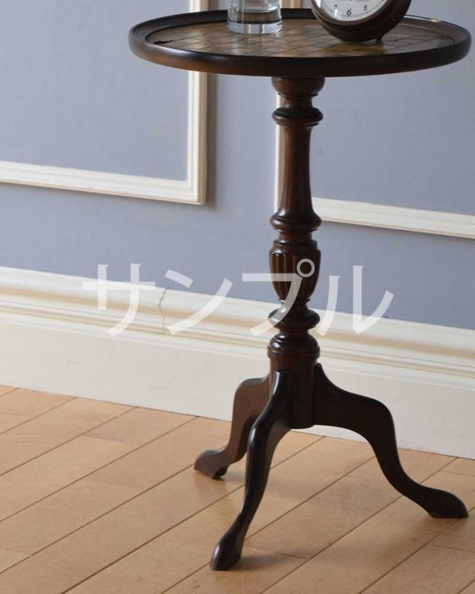 アンティークのテーブル　アンティーク家具　アンティーク ティーテーブル。小さくてもアンティークの気品タップリ。(k-2427-f)
