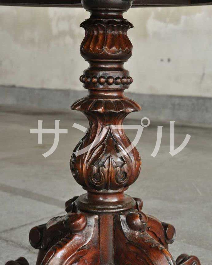 アンティークのテーブル　アンティーク家具　アンティーク ティーテーブル。いろんな場所にこだわり彫のデザインもいろいろです。(k-2427-f)