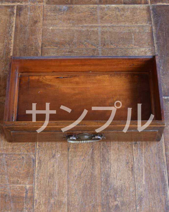 アンティークのテーブル アンティーク家具 アンティーク オケージョナルテーブル。引き出しの中もキレイですちょっとした引き出しはとっても便利に使えます。(k-2587-f)