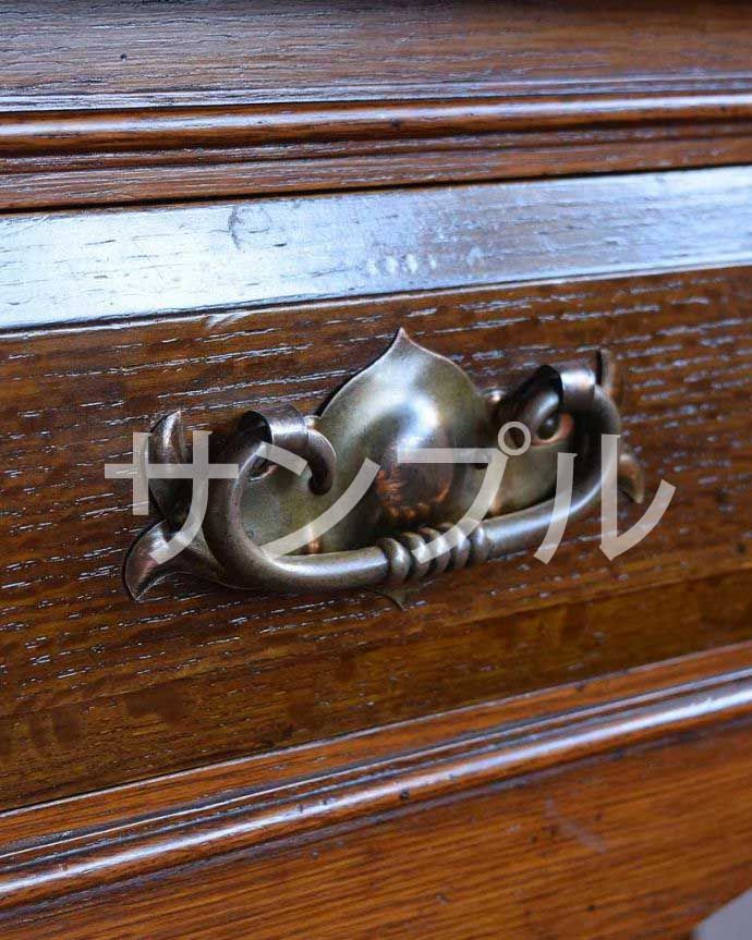 アンティークのテーブル アンティーク家具 アンティーク オケージョナルテーブル。開ける度にワクワクしちゃう取っ手取っ手もアンティークらしいデザインで素敵なんです。(k-2587-f)