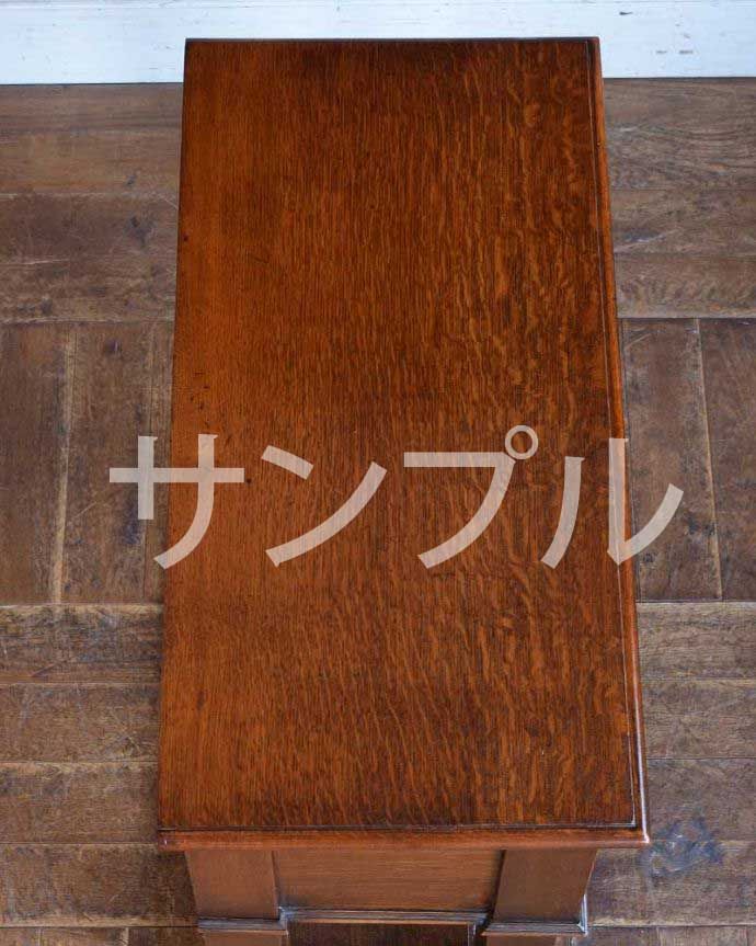 アンティークのテーブル アンティーク家具 アンティーク オケージョナルテーブル。天板はテーブル代わりに使えます上から天板を見ると、こんな感じでキレイに仕上げました。(k-2587-f)