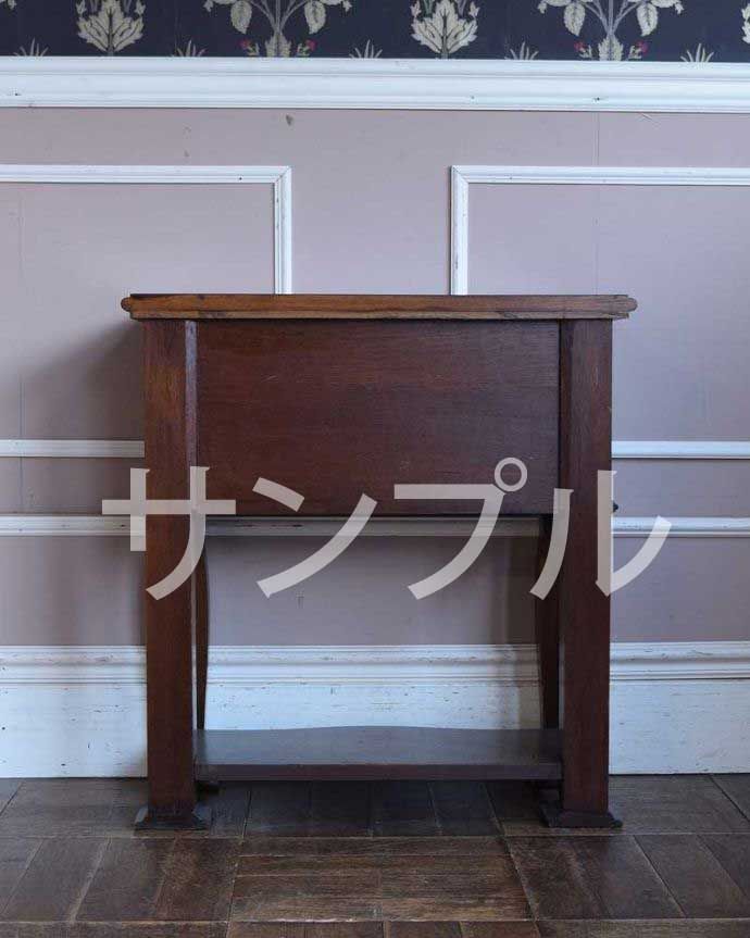 アンティークのテーブル アンティーク家具 アンティーク オケージョナルテーブル。しっかり修復しましたアンティークは新品ではないので、もちろん経年変化によるキズはありますが、Handleでは専門の職人がしっかり修復したものだけをお送りしているので後ろ姿もキレイです。(k-2587-f)