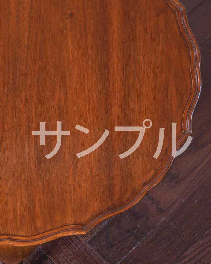アンティークのテーブル　到着予定商品　アンティーク　コーヒテーブル。近づいて見てみると･･･アンティークはもちろん新品ではないので小さなキズや汚れはありますが、キレイにお直ししたので満足して頂ける自信があります！。(k-2607-f)