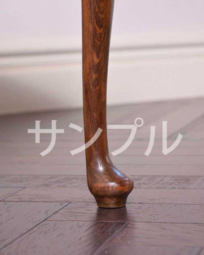 アンティークのテーブル　到着予定商品　アンティーク　コーヒテーブル。持ち上げなくても移動できます！Handleのアンティークは、脚の裏にフェルトキーパーをお付けしていますので、床を滑らせてれば移動が簡単です。(k-2607-f)