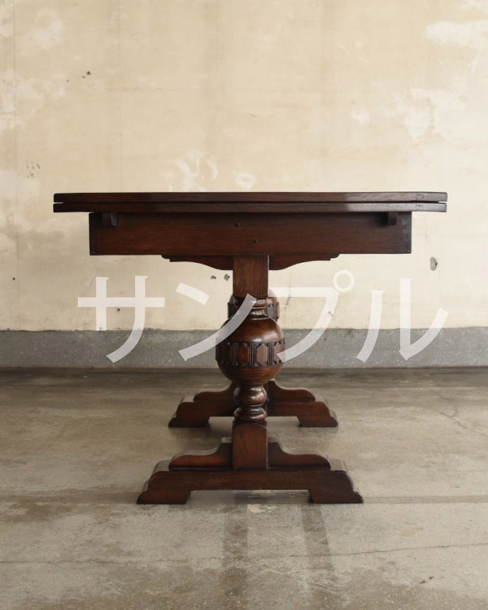 アンティークのテーブル　アンティーク家具　アンティーク テーブル。こちら側から見てみると･･･アンティークは新品ではないので経年変化によるキズはありますが、専門の職人がしっかり修復しました。(k-2250-f)