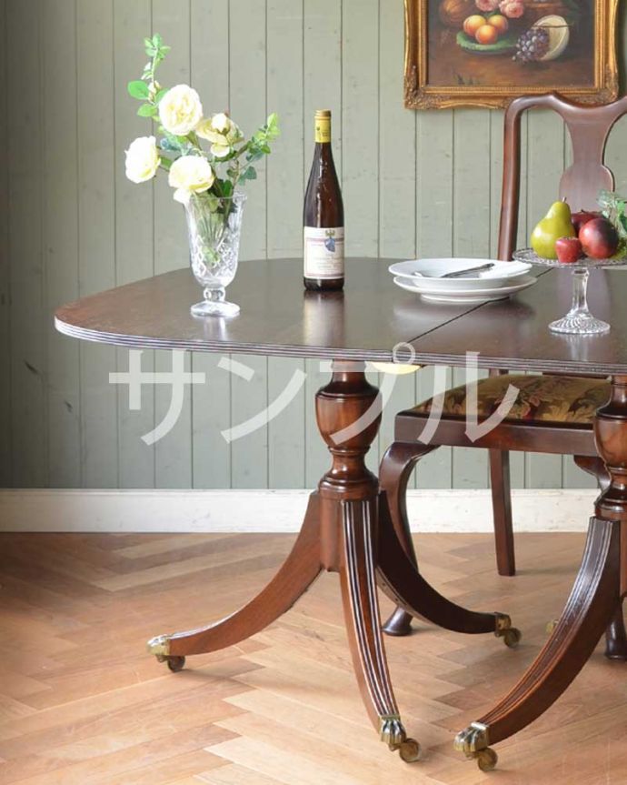 アンティークのテーブル アンティーク家具 アンティーク テーブル。英国アンティークらしい優雅な佇まいにうっとりアンティークらしい上品な木目とデザインの美しさ。(k-2420-f)