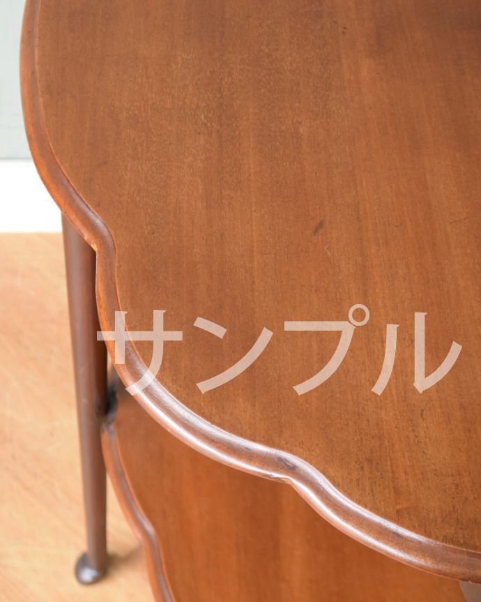アンティークのテーブル アンティーク家具 アンティーク オケージョナルテーブル。天板を近づいてみると…アンティークだから手に入れることが出来る天板に使われている銘木の美しさにうっとりです。(k-2587-f)