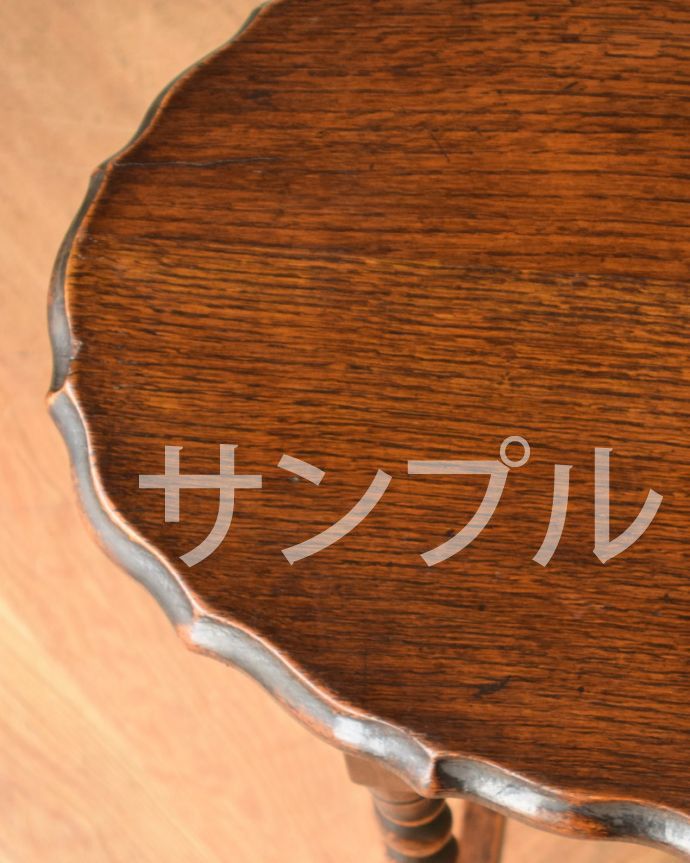 アンティークのテーブル　アンティーク家具　アンティーク オケージョナルテーブル。近づいて見てみると･･･天板を見てみるとこんな感じです。(k-2412-f)