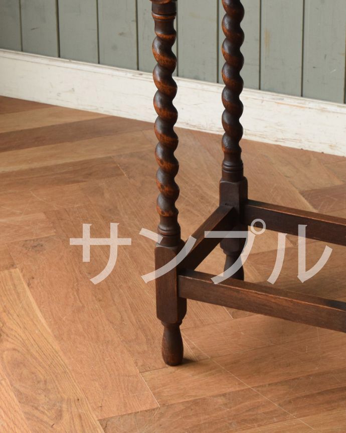 アンティークのテーブル　アンティーク家具　アンティーク オケージョナルテーブル。持ち上げなくても大丈夫！Handleのアンティークは、脚の裏にフェルトキーパーをお付けしています。(k-2412-f)