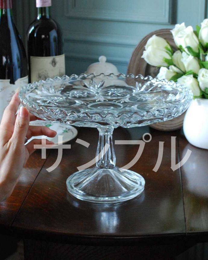 アンティーク 陶磁器の雑貨 アンティーク雑貨 アンティーク ケーキスタンド。たっぷり乗せて使えますフルーツはもちろん、アクセサリーを置いたり朝食のパンやおやつ、お菓子など、いろんな使い方で楽しんで下さい。(k-2935-z)