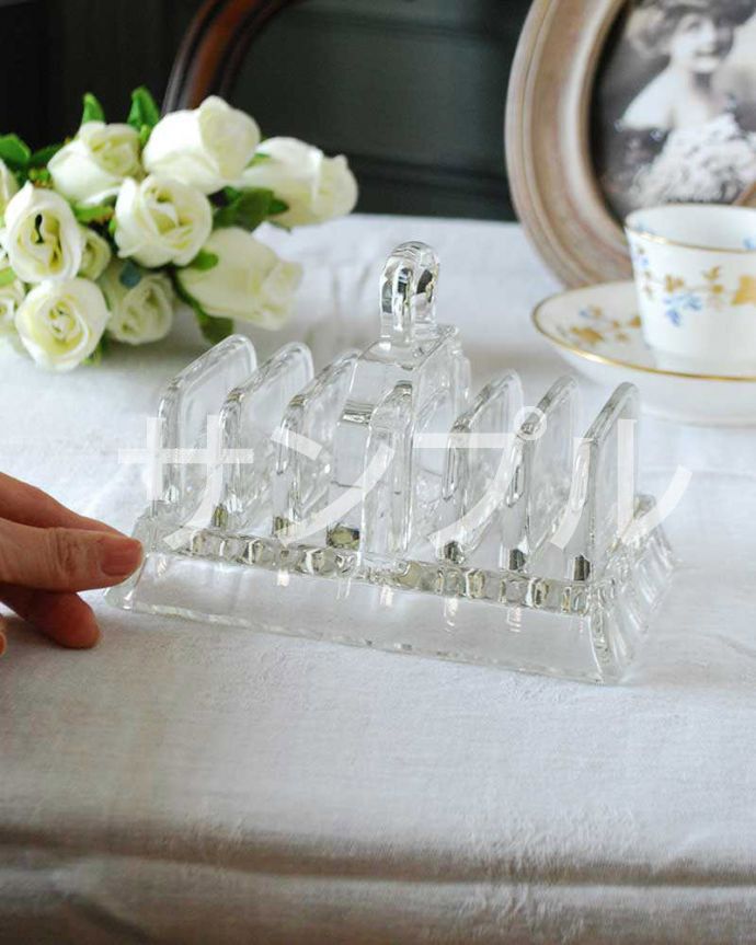 アンティーク 雑貨のガラス小物　アンティーク雑貨　アンティーク　トーストスタンド。いろいろ便利に使えます食卓で使うのはもちろん、アクセサリーを並べたり自分だけの使い方を楽しんで下さい。(k-3977-z)