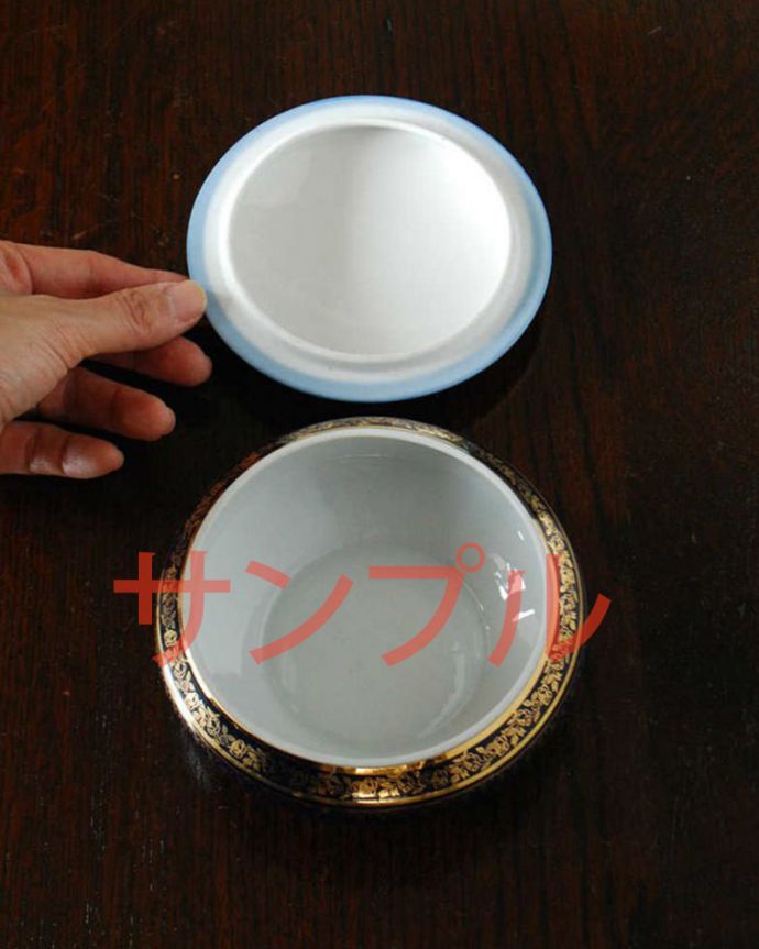 アンティーク 陶磁器の雑貨 アンティーク雑貨 アンティーク ケース。中はこんな感じですアンティークのため、多少の欠け・傷がある場合がありますが、使用上問題はありませんので、ご了承下さい。(k-3972-z)