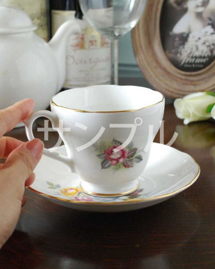 アンティーク 陶磁器の雑貨 アンティーク雑貨 アンティーク カップ&ソーサー。お茶の時間をもっと優雅に・・・眺めているだけじゃもったいないので、実用的に使って下さい。(k-2905-z)