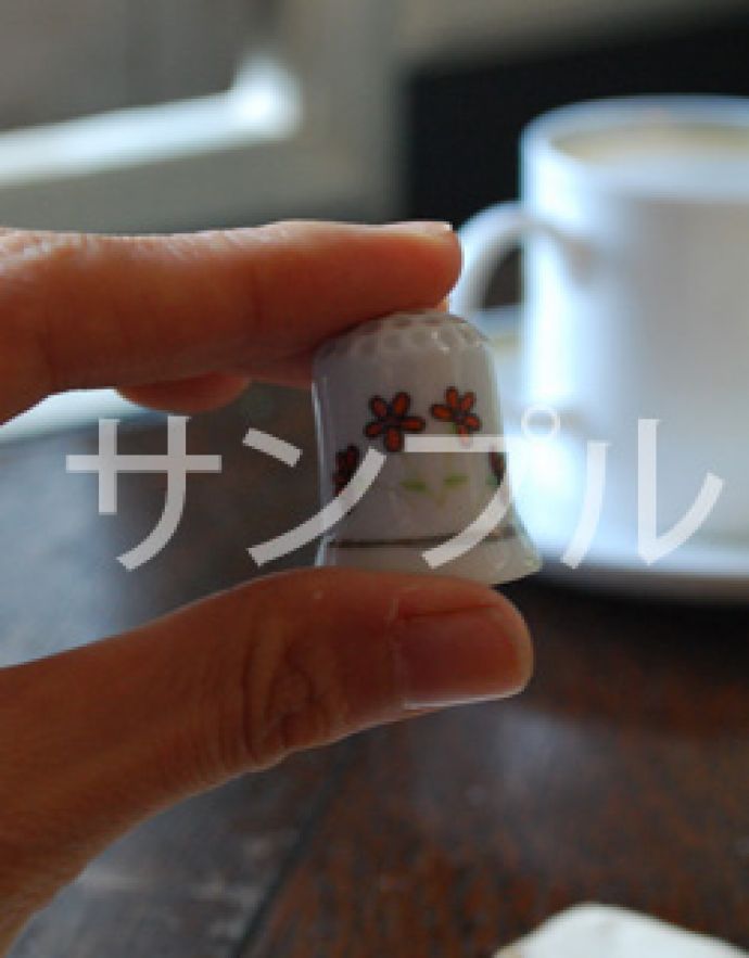 アンティーク 陶磁器の雑貨 アンティーク雑貨 シンブル。コレクションしたくなる可愛らしさ指の帽子(finger hat)とも呼ばれるコロンとした形。(k-3176-z)
