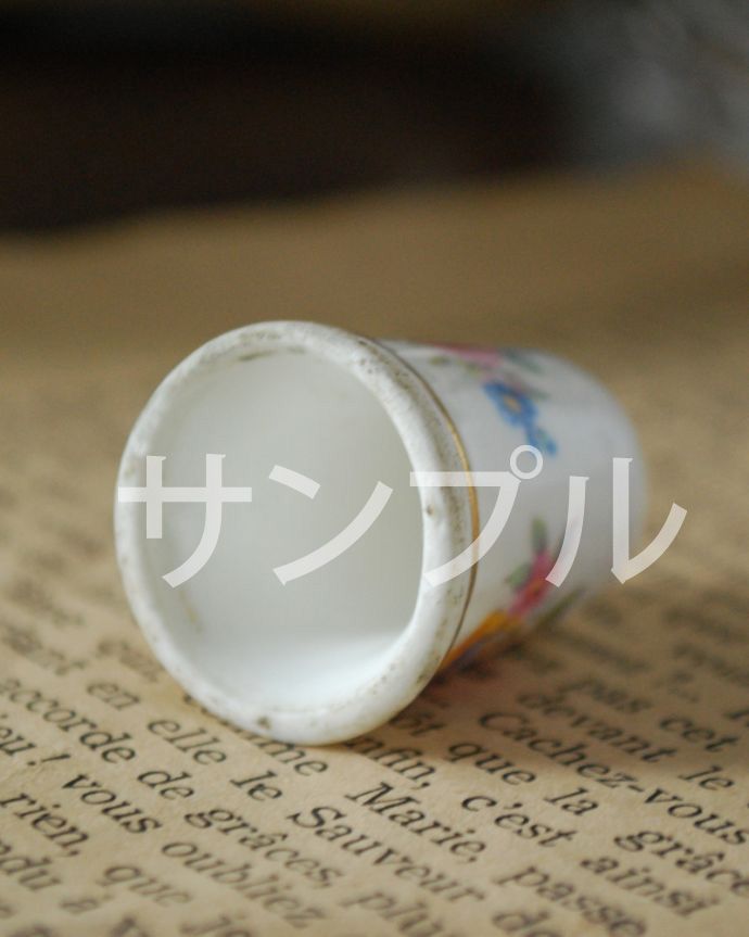 アンティーク 陶磁器の雑貨 アンティーク雑貨 シンブル。キレイなものだけを買い付けていますアンティークは新品ではなので多少のキズ・汚れがある場合がありますが、キレイなもを買い付けてきました。(k-3176-z)