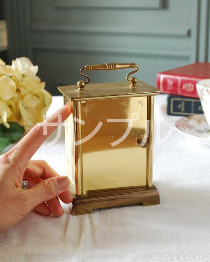 アンティーク 真鍮の雑貨 アンティーク雑貨 アンティーク 時計。アンティークらしい独特のデザインアンティークなので多少のキズ・汚れがある場合があります。(k-3650-z)