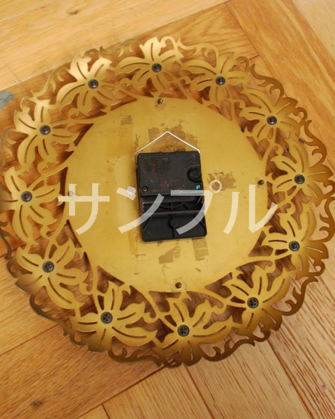 アンティーク その他の雑貨　アンティーク雑貨　アンティーク　時計。裏から見ると･･･クオーツは新しく交換しました。(k-3648-z)