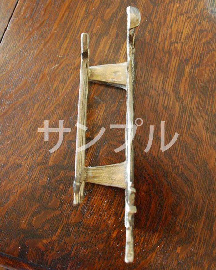 アンティーク 真鍮の雑貨　アンティーク雑貨　アンティーク　ブラスグッズ　レターラック(インクボトルとペン置きつき)。上から見るとこんな感じですアンティークは新品ではなので多少のキズ・汚れがある場合がありますが、使用上問題はありませんので、ご了承下さい。(k-3550-z)
